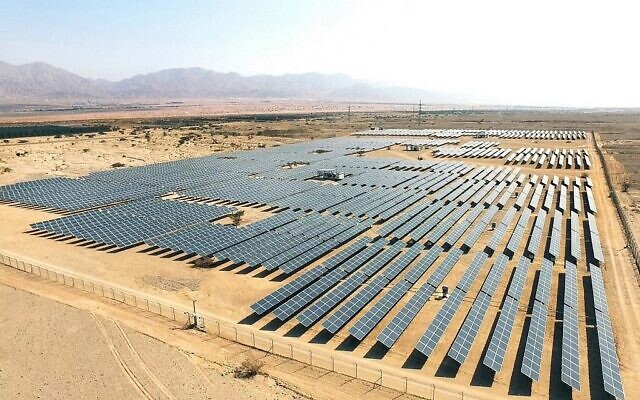 Vue aérienne de panneaux solaires dans le désert près d'Eilat, en Israël. (Crédit : Moshe Shai/FLASH90) Vue aérienne de panneaux solaires dans le désert près d'Eilat, en Israël. (Crédit : Moshe Shai/FLASH90)