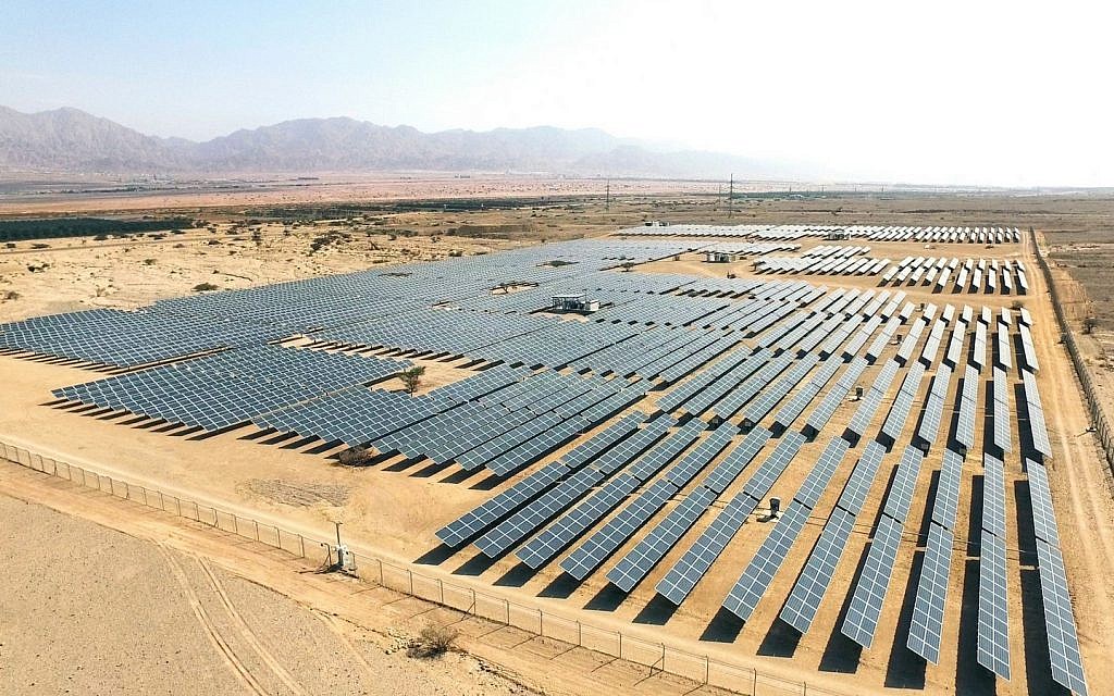 Vue aérienne de panneaux solaires dans le désert près d'Eilat, en Israël. (Crédit : Moshe Shai/FLASH90)