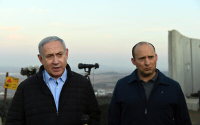 Le Premier ministre Benjamin Netanyahu (à gauche) et le ministre de la Défense Naftali Bennett lors d'une visite sur la frontière nord, le 24 novembre 2019. (Haim Zach/GPO)