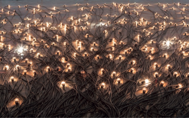 Crépuscule, 2015. Ampoules, douilles, fils électriques noirs, dimensions variables. Archives Christian Boltanski ; Photo © Joana França ; © Adagp, Paris, 2019.