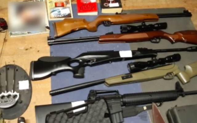 Pistolets, fusils, automatiques ou non, couteaux, arbalètes retrouvés après plusieurs perquisitions dans toute l'Italie (Crédit : police italienne)