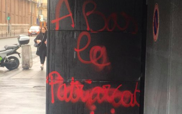 « À bas la juiverie » inscrit sur les murs extérieurs de l'université Panthéon-Assas, le 26 novembre 2019 (Crédit : Twitter/UEJF)