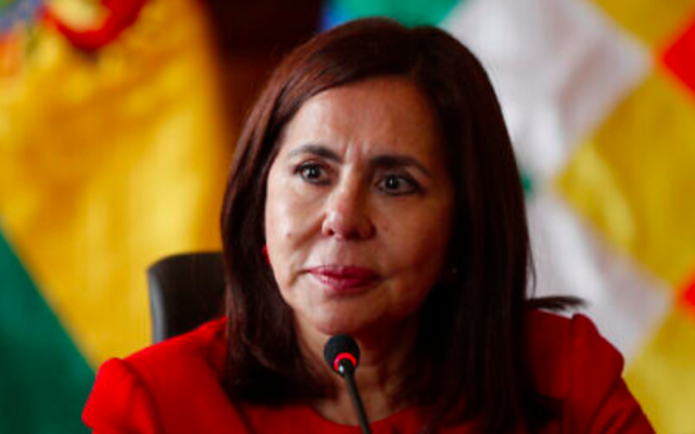La ministre des Affaires étrangères de la Bolivie, Karen Longaric, assiste à une conférence de presse présentant le nouvel ambassadeur aux États-Unis au ministère des Affaires étrangères à La Paz, en Bolivie, le 28 novembre 2019. (Crédit : AP / Juan Karita)