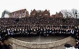 Des milliers de rabbins émissaires du mouvement Habad-Loubavitch prennent la pose pour leur "photo de classe" annuelle devant le siège du Habad à Crown Heights, Brooklyn, le 24 novembre 2019. (Crédit : Mendel Grossbaum / Chabad.org via JTA)