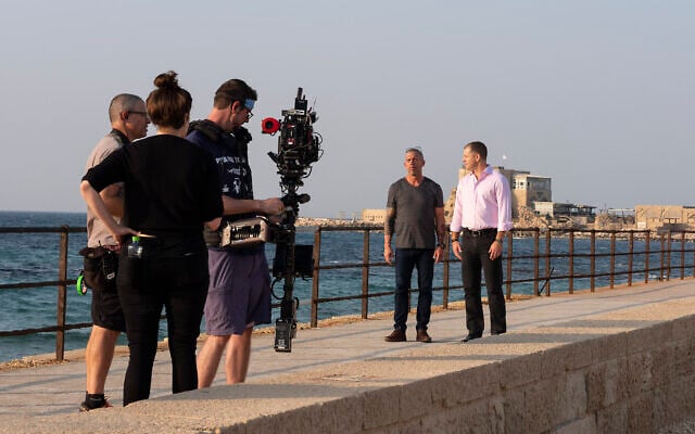 L'équipe TrueFeatures filme dans le Caesarea National Park, avec Joe Mullings, (à gauche), et Harel Gadot, président exécutif et président de XACT Robotics Ltd. ; le 5 novembre 2019. (Paige Marogil) L'équipe TrueFeatures filme dans le Caesarea National Park, avec Joe Mullings, (à gauche), et Harel Gadot, président exécutif et président de XACT Robotics Ltd. ; le 5 novembre 2019. (Paige Marogil)