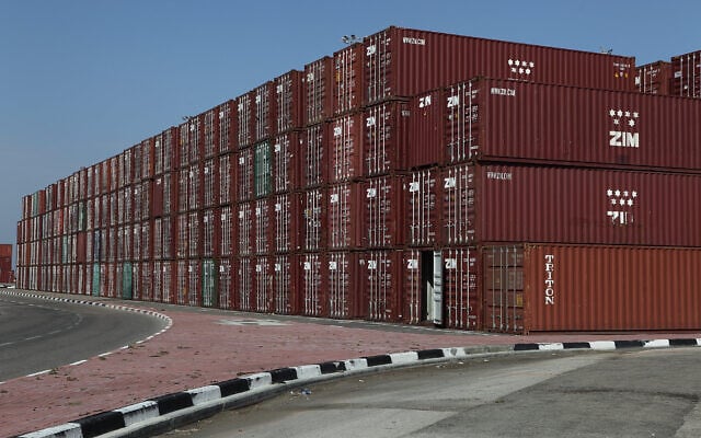 Illustration : Des conteneurs dans le port de Haïfa. (Crédit : Yaakov Naumi/Flash90)