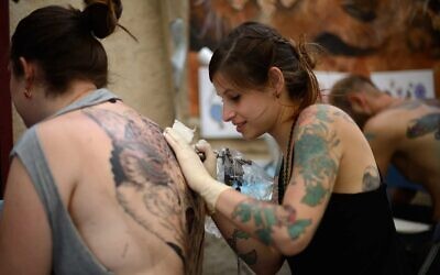 Les réseaux sociaux ont considérablement influencé la culture du tatouage, selon des experts. (Crédit : Gili Yaari/Flash90)