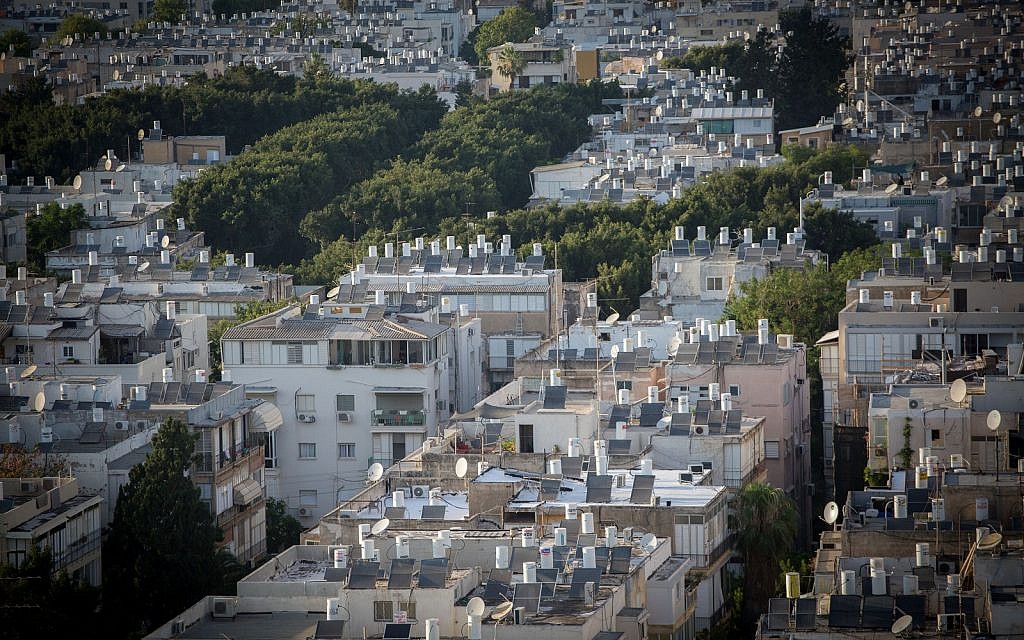 Des chauffe-eaux à l'énergie solaire sur les toits de Tel Aviv (Crédit : Miriam Alster/FLASH90)