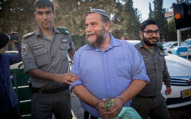 Le président de Lehava, Benzi Gopstein, est traduit devant le tribunal de première instance de Jérusalem, le 22 octobre 2017. (Yonatan Sindel/Flash90) Le président de Lehava, Benzi Gopstein, est traduit devant le tribunal de première instance de Jérusalem, le 22 octobre 2017. (Yonatan Sindel/Flash90)