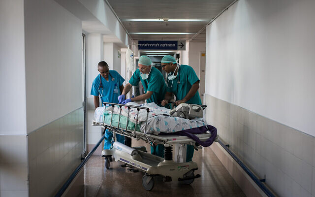 Photo d'illustration : Des médecins et des infirmières soignent un malade au centre médical Wolfson de Holon (Crédit : Hadas Parush/Flash90) Photo d'illustration : Des médecins et des infirmières soignent un malade au centre médical Wolfson de Holon (Crédit : Hadas Parush/Flash90)