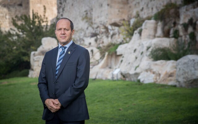 L'ancien maire de Jérusalem Nir Barkat photographié à l'extérieur des remparts de la Vieille Ville de Jérusalem. (Yonatan Sindel/Flash90) L'ancien maire de Jérusalem Nir Barkat photographié à l'extérieur des remparts de la Vieille Ville de Jérusalem. (Yonatan Sindel/Flash90)