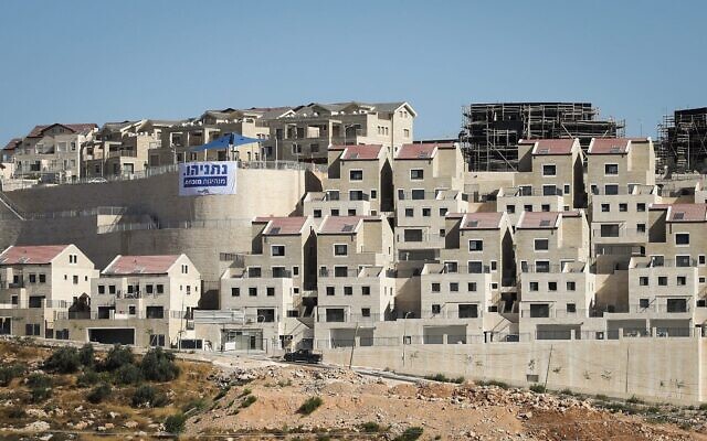 Une banderole de campagne faisant la promotion du Premier ministre Benjamin Netanyahu est accrochée à une maison dans l'implantation juive d'Efrat, dans le Gush Etzion, le 31 juillet 2019. (Gershon Elinson/Flash90) Une banderole de campagne faisant la promotion du Premier ministre Benjamin Netanyahu est accrochée à une maison dans l'implantation juive d'Efrat, dans le Gush Etzion, le 31 juillet 2019. (Gershon Elinson/Flash90)