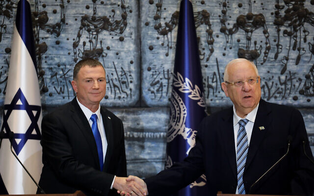 Le Président Reuven Rivlin (à droite) et le Président de la Knesset Yuli Edelstein à la résidence du Président à Jérusalem, le 21 novembre 2019. (Hadas Parush/Flash90) Le Président Reuven Rivlin (à droite) et le Président de la Knesset Yuli Edelstein à la résidence du Président à Jérusalem, le 21 novembre 2019. (Hadas Parush/Flash90)