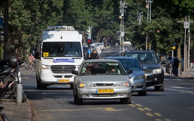 Les nouveaux bus de transport public qui circulent le samedi à Tel Aviv, le 23 novembre 2019 (Crédit : Miriam Alster/FLASH90)