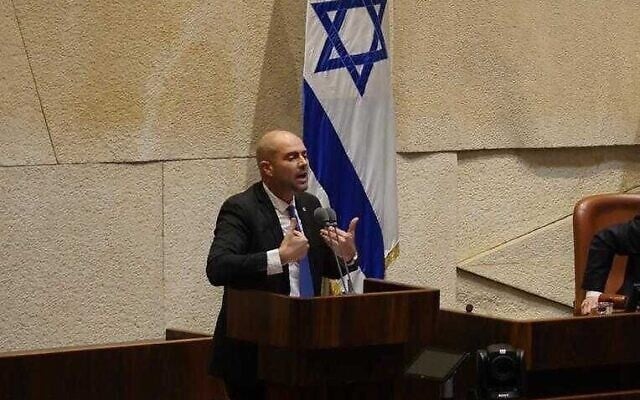 Amir Ohana parle depuis la tribune de la Knesset, le 6 novembre 2019. (Crédit :  Adina Wellman / bureau du porte-parole de la Knesset)