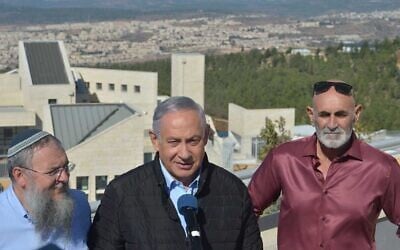 De gauche à droite : le président du Conseil régional du Gush Etzion Shlomo Neeman, le Premier ministre Benjamin Netanyahu et le président du Conseil de Yesha David Elhayani à un point d'observation du Gush Etzion, le 19 novembre 2019. (Crédit : Haim Zach/GPO)
