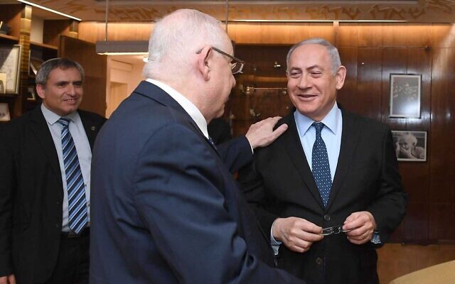 Le Président Reuven Rivlin (C) rencontre le Premier Ministre Benjamin Netanyahu (D) à sa résidence officielle à Jérusalem, le 19 novembre 2019. À l'arrière-plan se trouve Zeev Elkin, négociateur de la coalition du Likud. (Mark Neiman/GPO) Le Président Reuven Rivlin (C) rencontre le Premier Ministre Benjamin Netanyahu (D) à sa résidence officielle à Jérusalem, le 19 novembre 2019. À l'arrière-plan se trouve Zeev Elkin, négociateur de la coalition du Likud. (Mark Neiman/GPO)