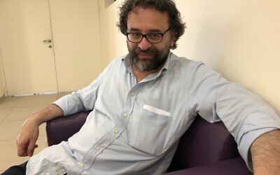 Francesco Lotoro, chef d'orchestre itanien et pianiste, qui a passé 30 ans à réunir des partitions composées dans les camps de concentration. (Crédit : Jessica Steinberg/Times of Israel)