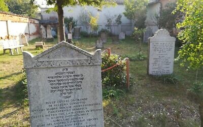 Le cimetière juif d'Ostiano, en Italie, restauré par Giuseppe Minera. (Crédit : Giovanni Vigna/ Times of Israel)