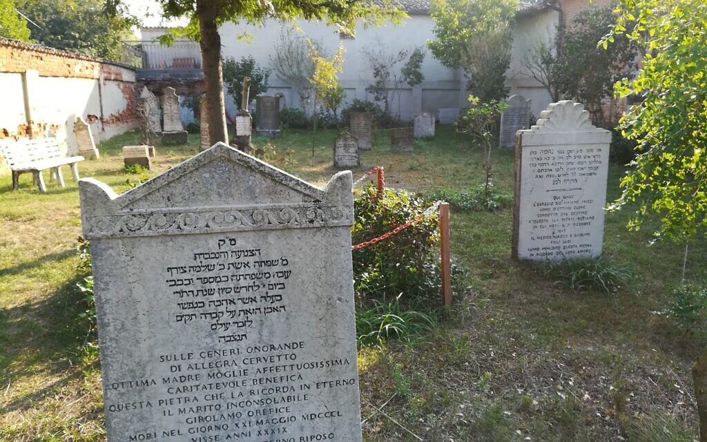 Le cimetière juif d'Ostiano, en Italie, restauré par Giuseppe Minera. (Crédit : Giovanni Vigna/ Times of Israel)