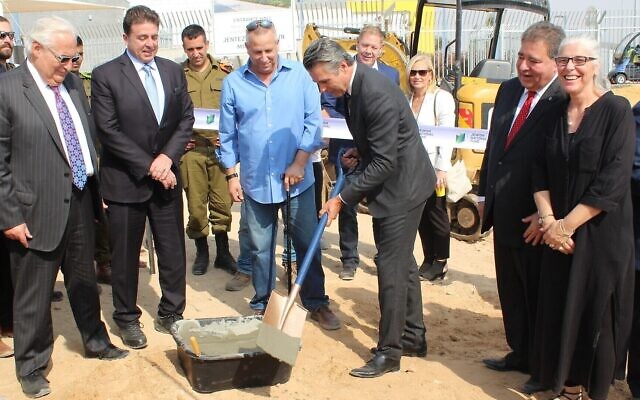 Le pasteur Jentezen Franklin (au centre) pose la première pierre d'un nouveau centre éducatif de pointe, sous le regard de l'ambassadeur américain David Friedman (à gauche) et de personnalités. (Conseil régional d'Eshkol) Le pasteur Jentezen Franklin (au centre) pose la première pierre d'un nouveau centre éducatif de pointe, sous le regard de l'ambassadeur américain David Friedman (à gauche) et de personnalités. (Conseil régional d'Eshkol)