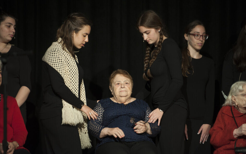 La survivante de la Shoah,  Khana Kuperman,  95 ans, dans une production interprétée par les les étudiants de la yeshiva du lycée Flatbush Joel Braverma, le 23 avril 2017,  dans le film Witness Theater (Crédit : Debbie Egan-Chin/New York Daily News ; Autorisation : Rudavsky)