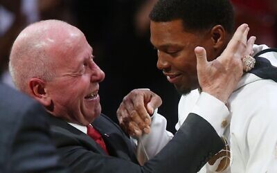 Larry Tanenbaum, copropriétaire des Raptors de Toronto, remet au meneur Kyle Lowry sa bague de champion avant le début de la saison de l'équipe de la NBA, le 22 octobre 2019. (Steve Russell/Toronto Star via Getty Images via JTA)