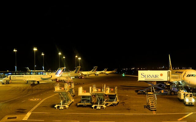 Des avions à l'arrêt sur le tarmac de l'aéroport de Lyon-Saint-Exupéry. (Crédit : StéfanLD / Wikimédia / CC BY-SA 3.0) Des avions à l'arrêt sur le tarmac de l'aéroport de Lyon-Saint-Exupéry. (Crédit : StéfanLD / Wikimédia / CC BY-SA 3.0)