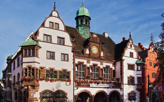 L'hôtel de ville de Fribourg-en-Brisgau, en Allemagne. (Crédit : joergens.mi / Wikimédia / CC BY-SA 3.0)