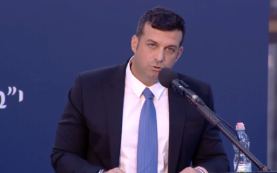 Yonatan Ben Artzi, petit-fils de Yitzhak Rabin, lors d'une cérémonie en mémoire de son grand-père assassiné il y a 24 ans et organisée sur le mont Herzl (Capture d'écran : Ynet)