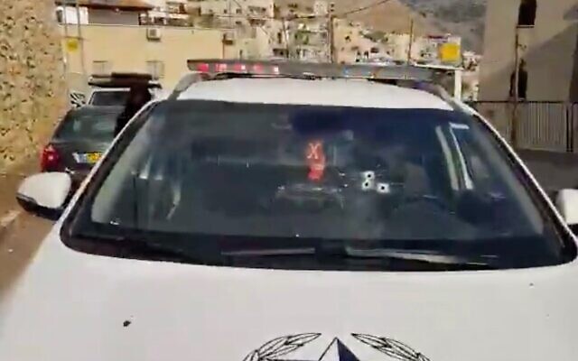Les impacts de balle dans le pare-brise d'une voiture de police après des tirs dans la ville de Deir al-Asad, dans le nord du pays, le 23 novembre 2019 (Capture d'écran : Twitter) Les impacts de balle dans le pare-brise d'une voiture de police après des tirs dans la ville de Deir al-Asad, dans le nord du pays, le 23 novembre 2019 (Capture d'écran : Twitter)