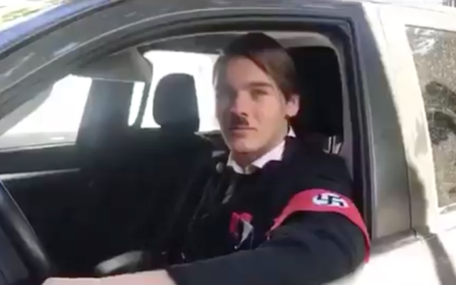 Illustration : Un étudiant argentin déguisé en Adolf Hitler. (Crédit : Capture d'écran Twitter)