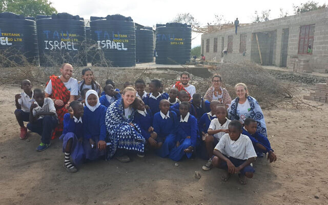 Les étudiants de la faculté d’ingénierie de l’université de Tel Aviv avec un groupe d’enfants de l’école tanzanienne qu’ils ont raccordée à l’eau potable. (Crédit : Amis français de l’université de Tel Aviv) Les étudiants de la faculté d’ingénierie de l’université de Tel Aviv avec un groupe d’enfants de l’école tanzanienne qu’ils ont raccordée à l’eau potable. (Crédit : Amis français de l’université de Tel Aviv)