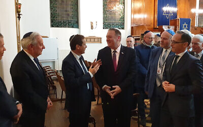 Le chef de l'Agence juive Isaac Herzog, à gauche, le secrétaire d'Etat américain Mike Pompeo au centre, et le ministre allemand des Affaires étrangères Heiko Maas à la synagogue de Halle, Allemagne, le 7 novembre 2019 (Autorisation : Agence juive pour Israël)