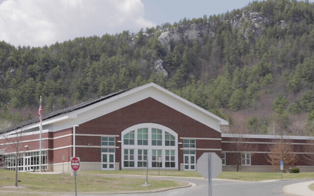 Le collège Monument Valley Regional Middle School à Great Barrington, Massachusetts. (Capture d'écran : YouTube)