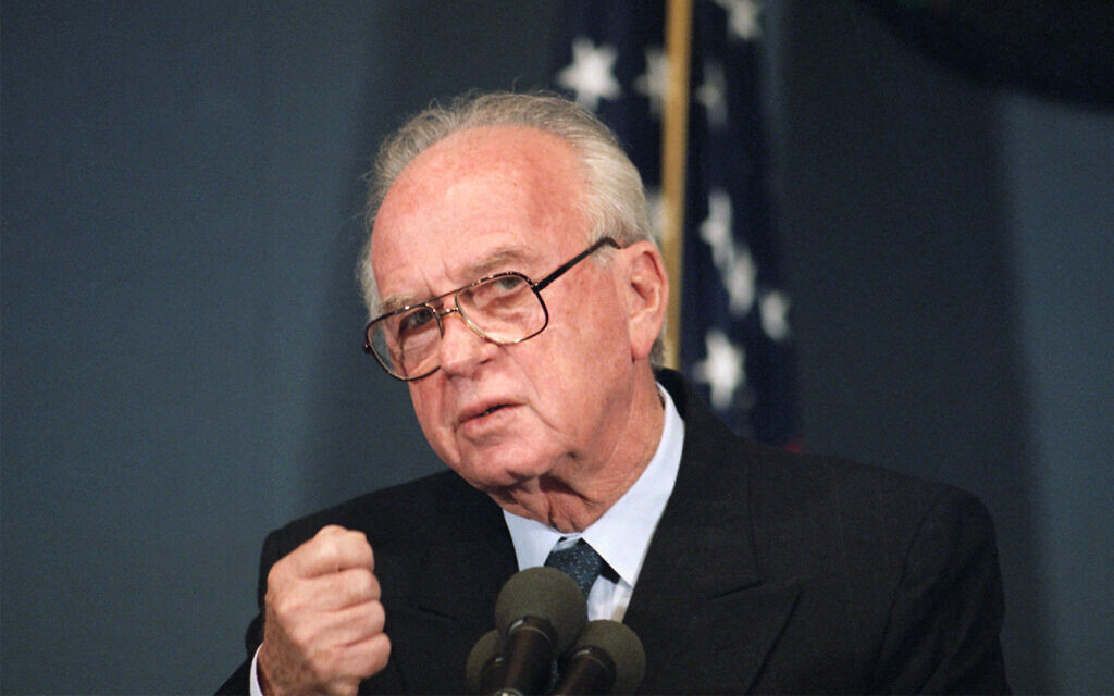 Le Premier ministre Yitzhak Rabin à Washington, DC, le 16 novembre 1993. (Crédit : AP Photo/Charles Tasnadi)