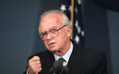 Le Premier ministre Yitzhak Rabin à Washington, DC, le 16 novembre 1993. (Crédit : AP Photo/Charles Tasnadi)