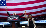 Le sénateur du Vermont et candidat démocrate à la présidentielle Bernie Sanders et la représentante du Minnesota  Ilhan Omar à un rassemblement de campagne à Minneapolis, dans le Minnesota, le 3 novembre 2019. (Crédit : Kerem Yucel/AFP)