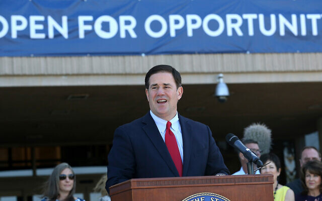 Le gouverneur d'Arizona Doug Ducey, à Phoenix, le 10 avril 2019. (Crédit : AP Photo/Ross D. Franklin) Le gouverneur d'Arizona Doug Ducey, à Phoenix, le 10 avril 2019. (Crédit : AP Photo/Ross D. Franklin)