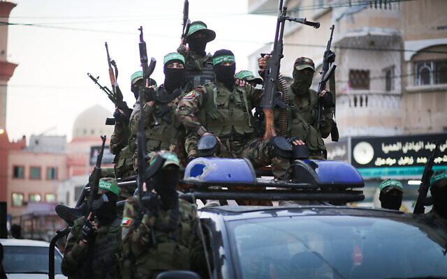 Des membres des Brigades Ezzedine al-Qassam, la branche armée du groupe terroriste palestinien du Hamas, participant à un défilé dans la ville de Gaza, le 25 juillet 2019. (Crédit : Hassan Jedi/Flash90) Des membres des Brigades Ezzedine al-Qassam, la branche armée du groupe terroriste palestinien du Hamas, participant à un défilé dans la ville de Gaza, le 25 juillet 2019. (Crédit : Hassan Jedi/Flash90)