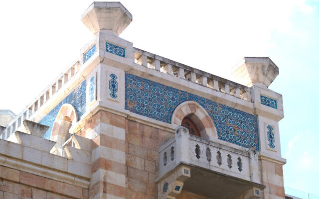 Des ouvrages en céramique sur la Villa Jellas, dans le quartier Talbiyeh de Jérusalem, réalisés par le maître-artisan arménien David Ohannessian.(Autorisation : Sato Moughalian)