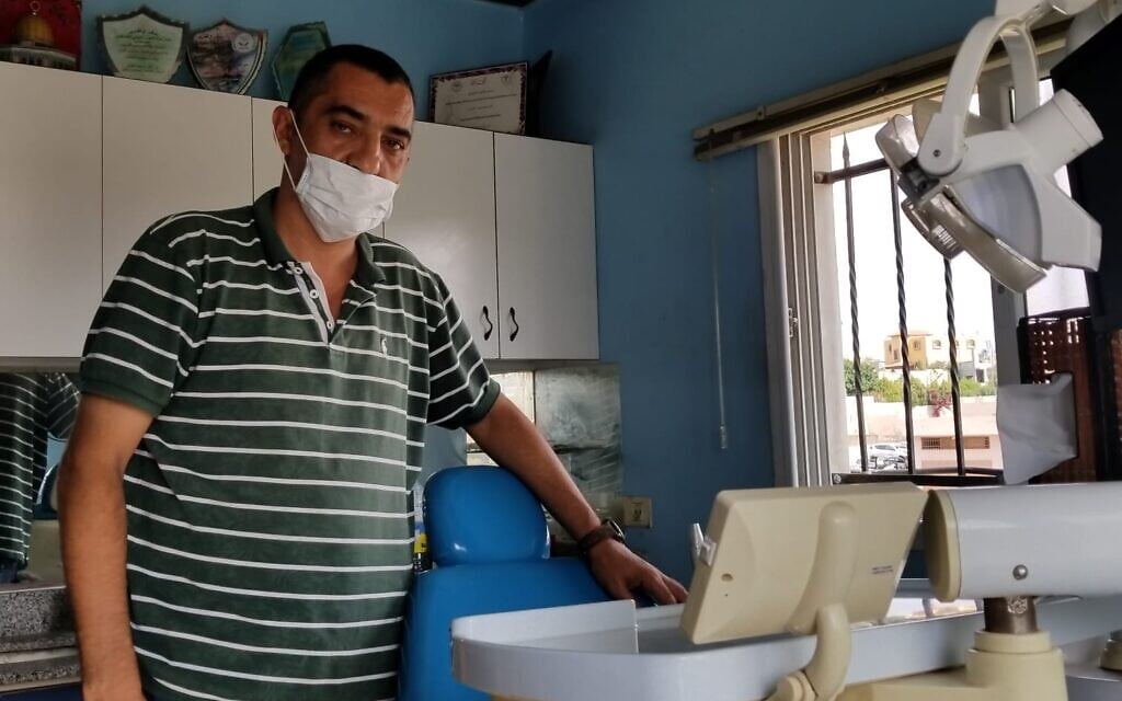 Ameen Mansour, un dentiste palestinien d'Azzun de 47 ans, dans sa clinique le 20 octobre 2019. (Adam Rasgon/Times of Israel) Ameen Mansour, un dentiste palestinien d'Azzun de 47 ans, dans sa clinique le 20 octobre 2019. (Adam Rasgon/Times of Israel)