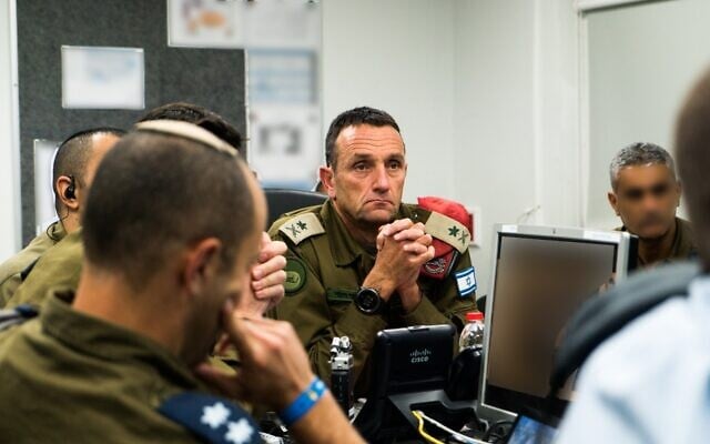 Le général de division Herzi Halevi, chef du Commandement Sud de l'armée israélienne, coordonne une opération visant à assassiner le commandant du Jihad islamique palestinien Baha Abu al-Ata, le 12 novembre 2019. (Armée israélienne) Le général de division Herzi Halevi, chef du Commandement Sud de l'armée israélienne, coordonne une opération visant à assassiner le commandant du Jihad islamique palestinien Baha Abu al-Ata, le 12 novembre 2019. (Armée israélienne)