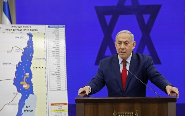 Le Premier ministre Benjamin Netanyahu s'exprime devant une carte de la vallée du Jourdain alors qu'il promet d'y étendre la souveraineté israélienne ainsi que dans la zone nord de la mer Morte à Ramat Gan, le 10 septembre 2019.
(Crédit : Menahem KAHANA / AFP) Le Premier ministre Benjamin Netanyahu s'exprime devant une carte de la vallée du Jourdain alors qu'il promet d'y étendre la souveraineté israélienne ainsi que dans la zone nord de la mer Morte à Ramat Gan, le 10 septembre 2019.
(Crédit : Menahem KAHANA / AFP)