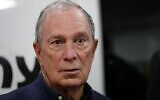 Michael Bloomberg, l'ancien maire de New York, s'exprime lors d'une conférence de presse après avoir visité la Paulson Electric Company le 4 décembre 2018 à Cedar Rapids, Iowa. (AP Photo/Charlie Neibergall)