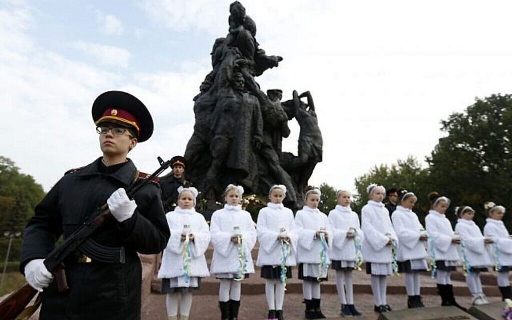 Illustration : Les cadets de la garde d'honneur de Kiev participent à des événements commémoratifs autour d'un monument soviétique dédié aux victimes du ravin de Babi Yar à Kiev en Ukraine, le 29 septembre 2016. (AP/Sergei Chuzavkov) Illustration : Les cadets de la garde d'honneur de Kiev participent à des événements commémoratifs autour d'un monument soviétique dédié aux victimes du ravin de Babi Yar à Kiev en Ukraine, le 29 septembre 2016. (AP/Sergei Chuzavkov)