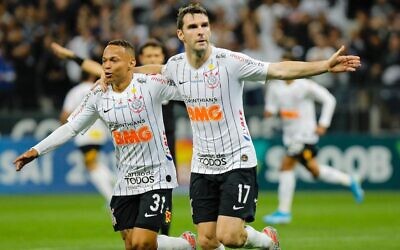 Des joueurs de l'équipe de football des Corinthians portant des étoiles jaunes de David sur leurs maillots, le 6 novembre 2019. (Crédit: Corinthians / via JTA)