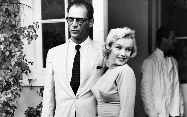 Arthur Miller et Marilyn Monroe en 1956. Les parents du dramaturge ont acheté une menorah pour l'icône du cinéma. (Ullstein bild via Getty Images, via JTA)