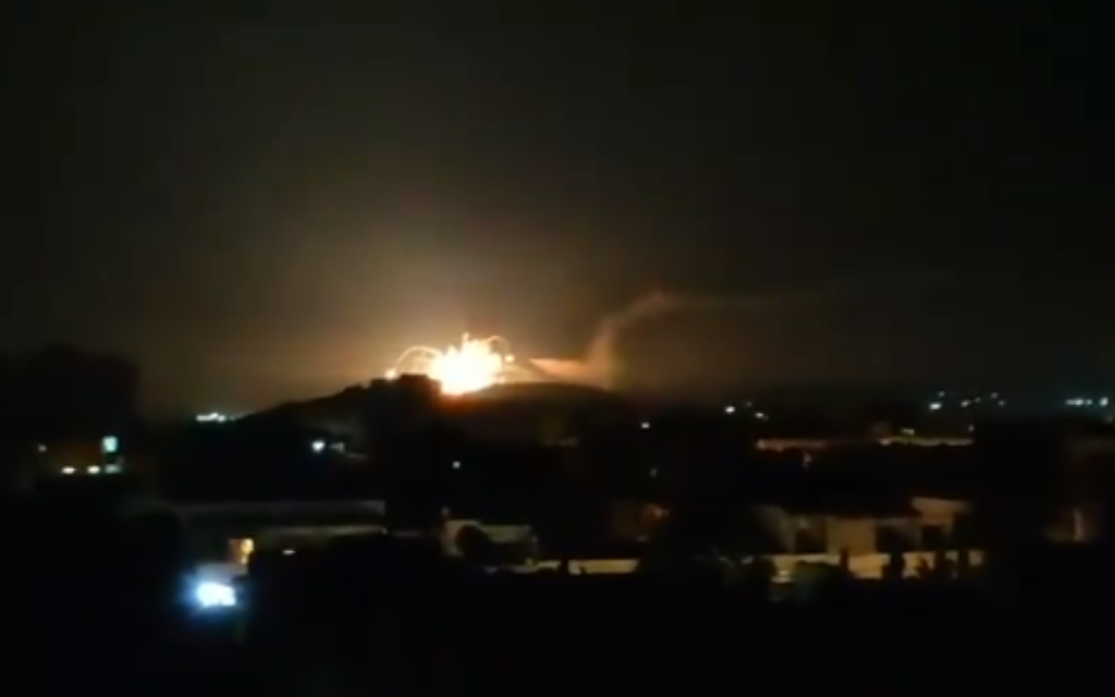 On peut voir une grande explosion qui frappe Damas. Les images auraient été enregistrées dans la nuit de mardi à mercredi, le 20 novembre 2020. (Capture d'écran)