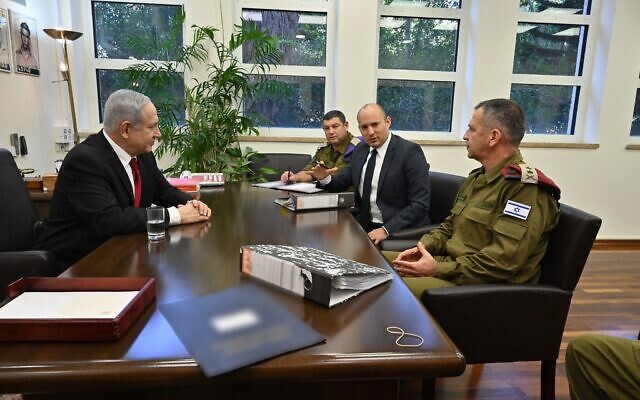 Illustration : Le nouveau ministre de la Défense Naftali Bennett rencontrant le Premier ministre Benjamin Netanyahu, le chef d’état-major Aviv Kohavi et le général de brigade Ofer Winter, secrétaire militaire du ministre de la Défense, le 12 novembre 2019. (Crédit : Ariel Hermoni/Ministère de la Défense)